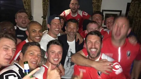 พลาดได้ไง! 'กิกส์'แจมปาร์ตี้แข้งซัลฟอร์ด ฉลองเลื่อนชั้น