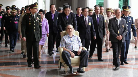 ในหลวงทอดพระเนตรฯ แม่น้ำเจ้าพระยา พสกนิกรเฝ้าฯ รับเสด็จแน่น