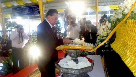 แกนนำเพื่อไทย ร่วมงานพระราชทานเพลิงศพ อดีตนายกฯ อบจ.สมุทรสาคร 