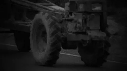 หนุ่มขับอีแต๊กเมียเห็นงูสิงจะจับทำแกงแต่พลาดตกรถถูกล้อหลังทับดับ