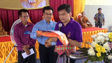 'มาร์ค' ล่องใต้ทอดผ้าป่านครศรีฯ รูดซิปปาก งดปูดการเมือง