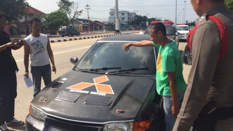 เครียดข้ามถนนไม่ได้ ชายสติไม่ดี คว้าก้อนดินปาใส่กระจกรถ