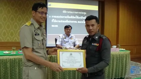 มอบเกียรติบัตร 'จ่าโน้ต' ช่วยเข็นรถ 2 กม. โลกโซเชียลชื่นชม