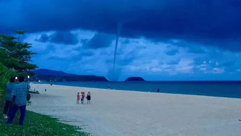 แห่ถ่ายภาพพายุงวงช้าง หมุนกลางอ่าวกะรน แพร่ในโลกโซเชียล