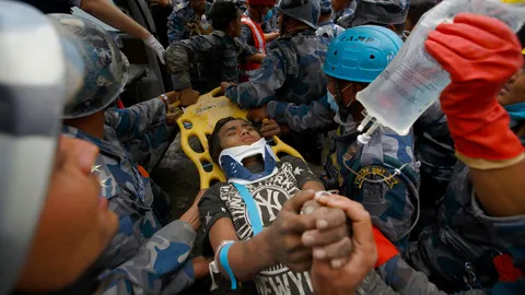 หนุ่ม 15 เนปาลอึด ถูกฝัง 5 วัน รอดได้ปาฏิหาริย์ (ชมคลิป)