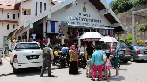 เบตงสุดคึกคักรับวันแรงงานชาวมาเลย์แห่เที่ยวแน่น