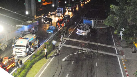 ซิ่งรถบรรทุกดินเกี่ยวเสาไฟฟ้าล้ม 24 ต้น รถติดยาวกว่า 2 กม.