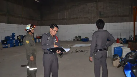 หนุ่มใหญ่ เปลี่ยนหลังคาโกดังย่านปทุมฯ พลัดตกดับคาที่