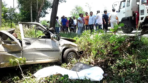 กระบะพุ่งเสยต้นไม้ อบต.ตรังคนดังดับ คนขับรอดปาฏิหาริย์