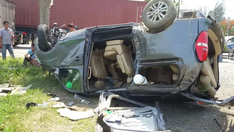 บึ่งรถตู้ไปทำบุญ ถูกเก๋งตัดหน้าพลิกคว่ำ ดับ 1 เจ็บ 2