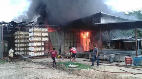 เพลิงไหม้โรงอบยางพารา สงขลา วอดไปกว่า 3 แสนบาท