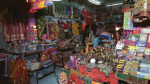 จัด​ระเบียบ​แผง​ค้า​ที่​พาหุรัด​ราบรื่น ลด​ขนาด​พร้อม​ยุบ​แผง​ริม​จักรเพชร