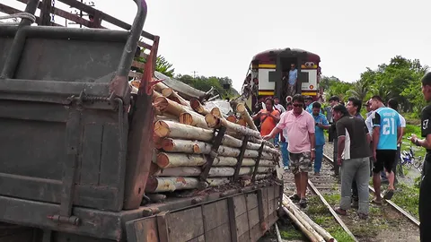 สระแก้ว รถบรรทุกไม้ยูคาฯ พุ่งชนขบวนรถไฟที่อรัญประเทศ สาหัส 1 (ชมคลิป)