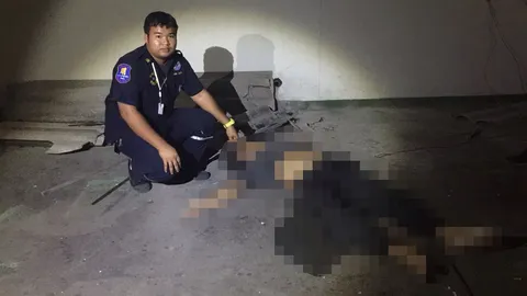 หนุ่มขี่ จยย. เฉี่ยวรถอีกคัน ไถลใต้ท้องรถบัส ถูกเหยียบหัว ดับสยอง