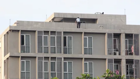 หวิดดับ! หนุ่มน้อยใจชีวิต หวังโดดตึก แพทย์กล่อม 3 ชม. ยอมลง