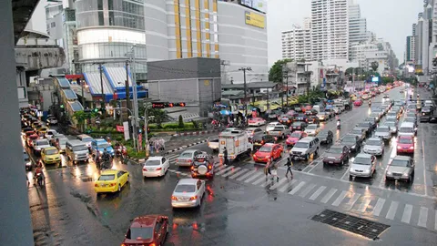 วันพืชมงคลชุ่มฉ่ำ ฝนกระหน่ำกรุง ถนนลื่น อุบัติเหตุหลายจุด