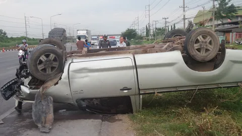 กระบะขนปลาพลิกคว่ำ ปลาเกลื่อนถนน อุบัติเหตุซ้อน รถชนกัน 4 คันรวด