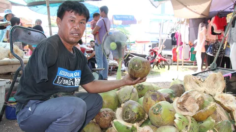 สู้ชีวิต! หนุ่มแขนขาดปอกมะพร้าววันละ 500 ลูก หาเลี้ยงครอบครัว