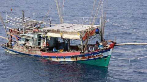 ทัพเรือภาค 1 จับเรือลอบทำประมงเวียดนาม 5 ลำ รุกล้ำน่านน้ำไทย  (ชมคลิป)