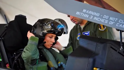 เท่ระเบิด! นักบินหญิงมะกันหนึ่งเดียว ได้ขับเครื่องบินขับไล่สุดเจ๋ง F-35 (ชมคลิป)