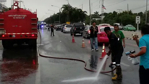คราบน้ำมันบนถนน! ทำรถล้ม สาวห้างหัวฟาดพื้นดับคาที่ 