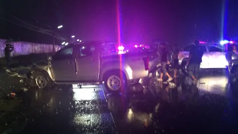 นครปฐมฝนตกถนนลื่น! รถเจ้าของแพปลาชนยับ ดับ 3 ศพ  