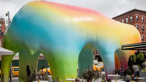 ไอเดียบรรเจิด! ฉลอง 1 ปี เซ็นทรัลเอ็มบาสซี ศิลปินโลก "Friends With You" เนรมิตสวนศิลป์พองลม