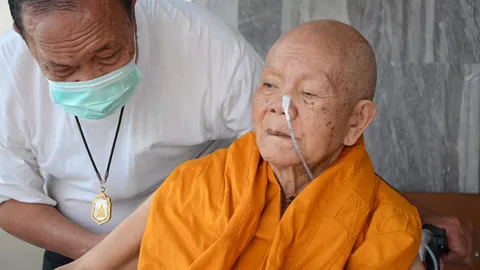 'เต๋อ เชิญยิ้ม' บนปั่น จยย. วัดพระแก้ว-วัดบ้านไร่ หากหลวงพ่อคูณ หายอาพาธ