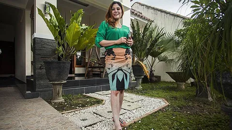 ม่ายสาวอินโดฯ เจอชายขี่ม้าขาว! ช่วยซื้อบ้าน 'แถมเมียฟรี' แล้ว!!