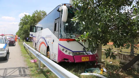 ทัวร์ นทท.จีนถูกรถบรรทุกปาดหน้าไถลเสยป้ายบอกทางสุดระทึก