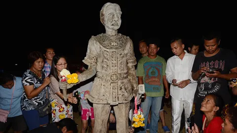 แห่ขอเลขเด็ด รูปปั้นทหารโบราณ-มือกำดาบ ซุกใต้ดินที่นนทบุรี