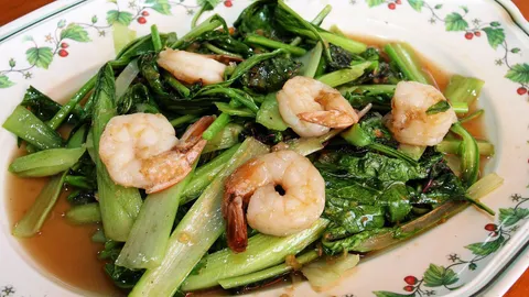 ลุ้นรวย..หลวงพ่อปากแดง นครนายก อร่อยเมนูผัก “ยุทธศักดิ์ ไฮโดรฟาร์ม”