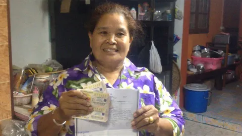 ขายไม่ได้กลายเป็นดี! แม่ค้าหวยรวยเอง ถูกรางวัลที่1-ข้างเคียง