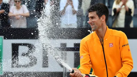 เกือบไป! ชมคลิป 'โนเล' เปิดจุกแชมเปญหวิดเข้าเบ้าตา