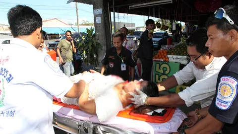 มือปืนโหด! จ่อยิงแม่ค้าผลไม้ กระสุนพุ่งเข้าตา ร่วงทั้งยืน