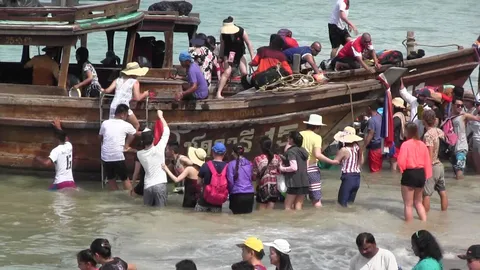 ทุลักทุเล! นทท.ลุยน้ำขึ้นเรืออ่าวนาง บางคนล้มกระแทก