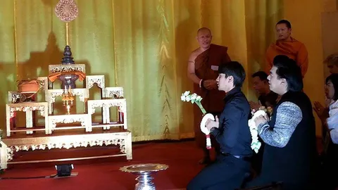 'ณเดชน์' เข้ากราบสรีระ 'หลวงพ่อคูณ' วอนผู้ใจบุญบริจาคช่วยโรงทาน