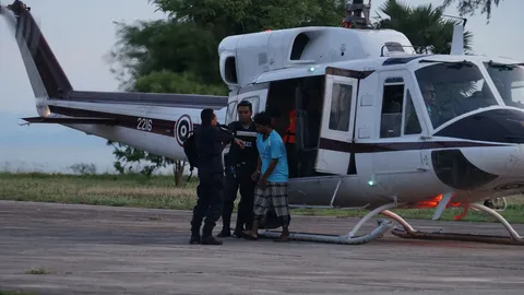 นำตัว 2 ผู้ต้องหา คาร์บอมบ์สมุย มาคุมตัว ที่ สภ.บ่อผุด