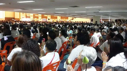 มาแล้วกว่า 2 แสนคน! กราบสรีระสังขาร 'หลวงพ่อคูณ'  