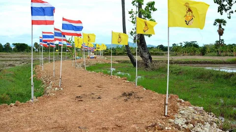 ในหลวง โปรดเกล้าฯ พระราชทานถนนเข้าที่นาแก่ชาวบ้านใน จ.เพชรบุรี