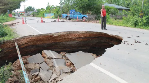ผวา! ถนนกำแพงเพชร ทรุดเป็นโพรงลึก คาดแล้งจัดดินแห้ง
