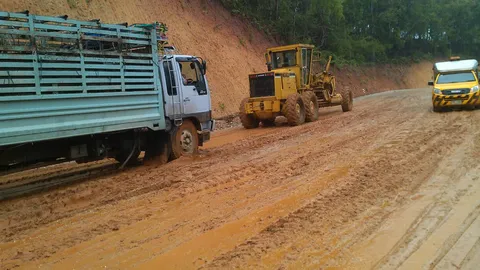 จนท.เร่งเคลียร์เส้นทาง แม่สอด-แม่สะเรียง รถวิ่งได้แล้ว หลังดินถล่ม 