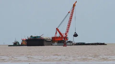 คลื่นซัด! เรือบรรทุกถ่านหิน ล่มปากแม่น้ำเจ้าพระยา เร่งกู้