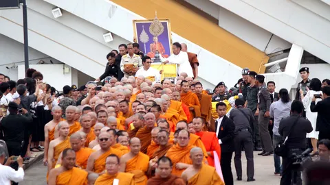 คลื่นมหาชน 5 แสน ร่วมเคลื่อนสรีระสังขาร 'หลวงพ่อคูณ' (ชมคลิป)