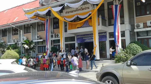 ผู้ค้าฮือ ประท้วงหน้าศาลากลางน่าน ไม่มีชื่อรับโควตาสลากฯ