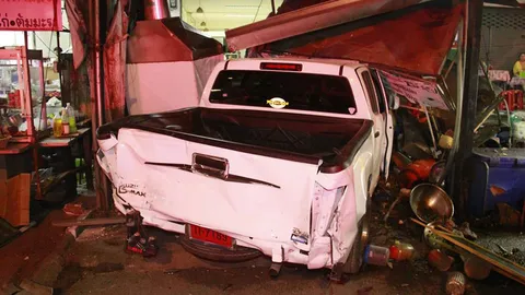 จ่าลูกประดู่ ควบบีเอ็มฯ เสียหลักพุ่งชนร้านค้า หนีตายอลหม่าน