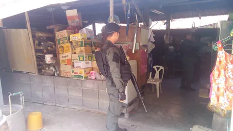 ลุยค้นบ้าน เอี่ยวคดียิงเซียนพนันนครปฐม อายัดปืน-กระสุนอื้อ (ชมคลิป)