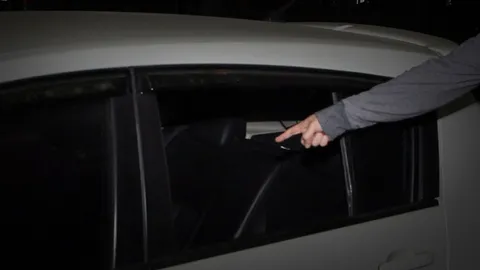 แก๊งอันธพาล บุกทุบรถ-ปาระเบิดขวด หนุ่มคาดฝีมืออดีตเพื่อนสาว