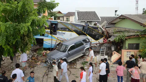 ชนแหลก! ทัวร์เบรกแตกกลางเมืองลำปาง ตะบึงผ่านแยก เจ็บครึ่งร้อย ดับ 1 (ชมคลิป)