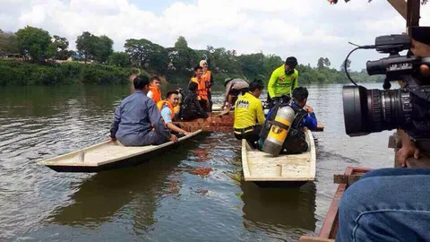 ยังไม่พบ 10 นร.ลาว! เรือล่มในน้ำงึม พ่อแม่นั่งร้องไห้รอรับศพลูก   